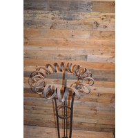thumb-Smeedijzeren decoratiekrans op metalen driepoot-5