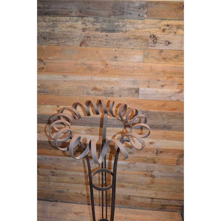 Smeedijzeren decoratiekrans op metalen driepoot-5