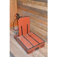 thumb-Ouderwetse houten weegbascule met metalen details-2