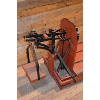 thumb-Ouderwetse houten weegbascule met metalen details-3