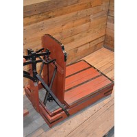 thumb-Ouderwetse houten weegbascule met metalen details-4