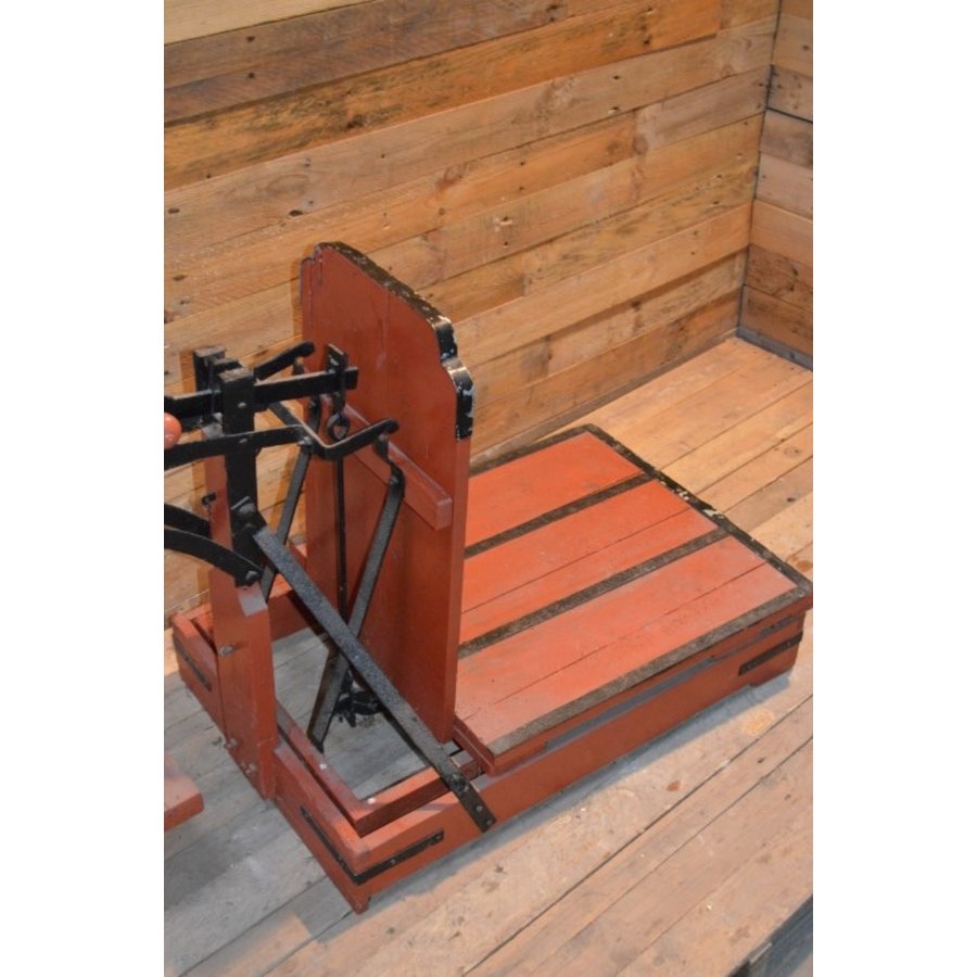 Ouderwetse houten weegbascule met metalen details-4