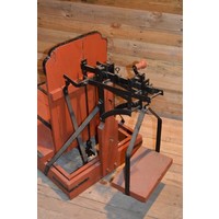 thumb-Ouderwetse houten weegbascule met metalen details-5