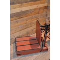 thumb-Ouderwetse houten weegbascule met metalen details-6