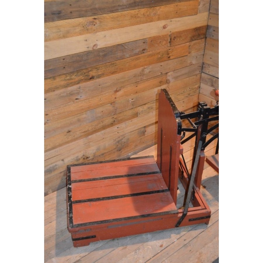 Ouderwetse houten weegbascule met metalen details-6