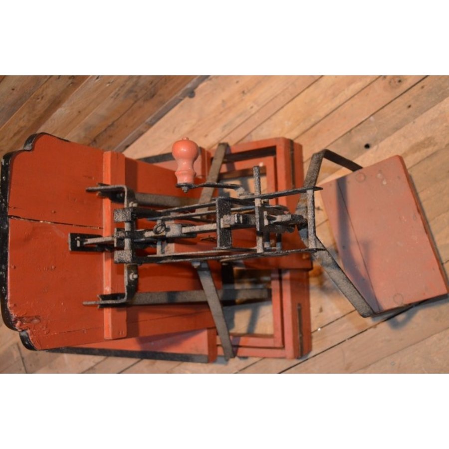 Ouderwetse houten weegbascule met metalen details-7