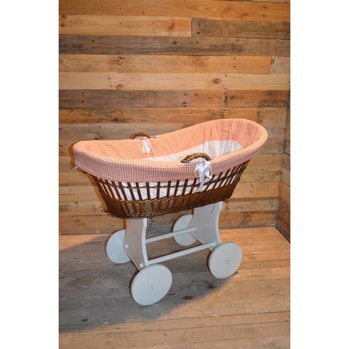 Baby wiegje wilgentenen op wielen 