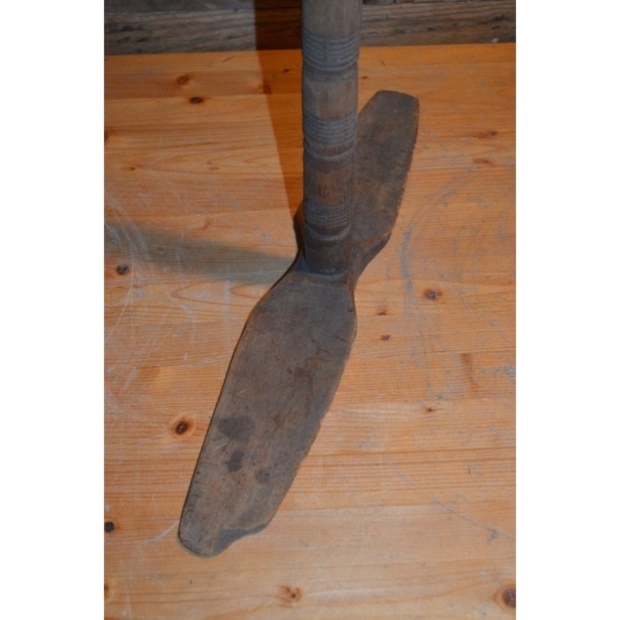 Antieke houten spinrok met sierlijk bewerkte staander – Wol en vlas werktuig-3