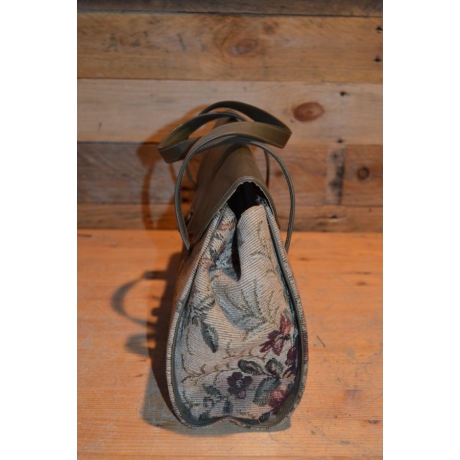 Oude gobelin handtas met barnsteen versierde sluiting.-4