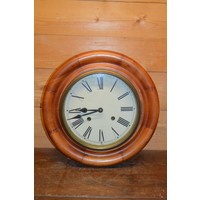 thumb-Vintage ronde hangklok met massief houten lijst-1