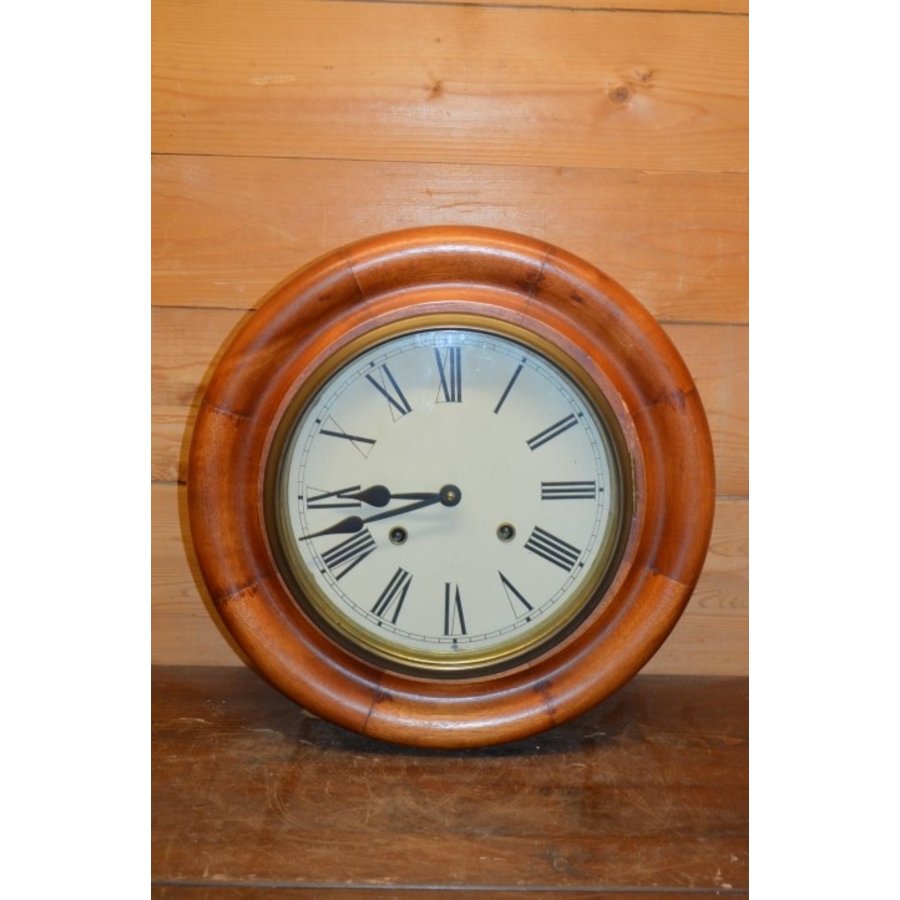 Vintage ronde hangklok met massief houten lijst-1