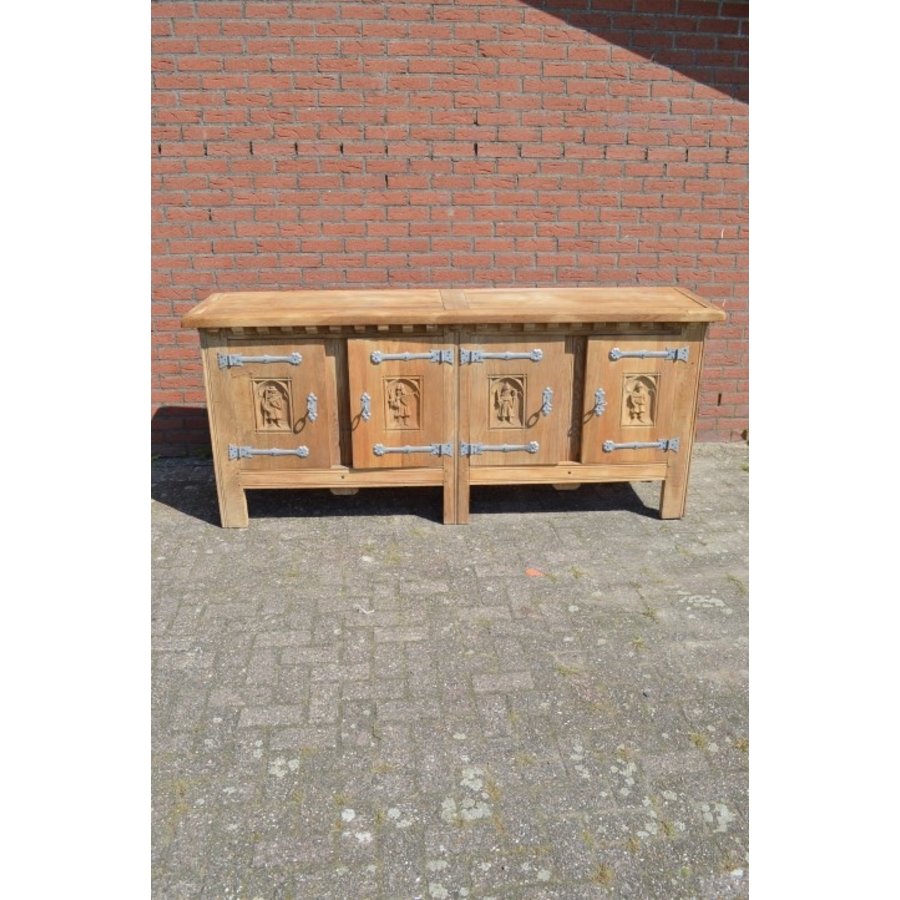 Kasteel dressoir met veel houtsnijwerk blank gestraald-1