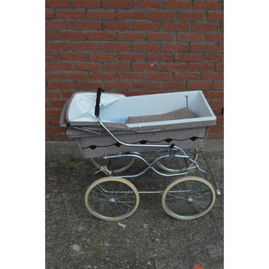 Retro kinderwagen met afneembare reiswieg-2