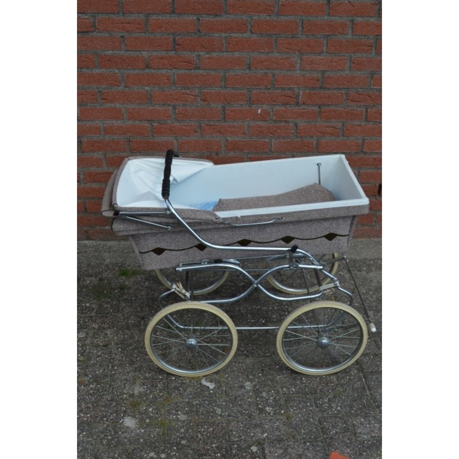 Retro kinderwagen ziet er zo goed als  nieuw uit-2