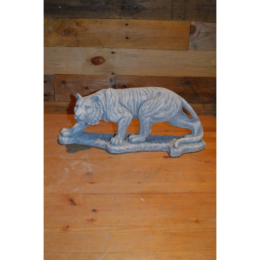 Tijger van beton die natuurgetrouw lijkt-1