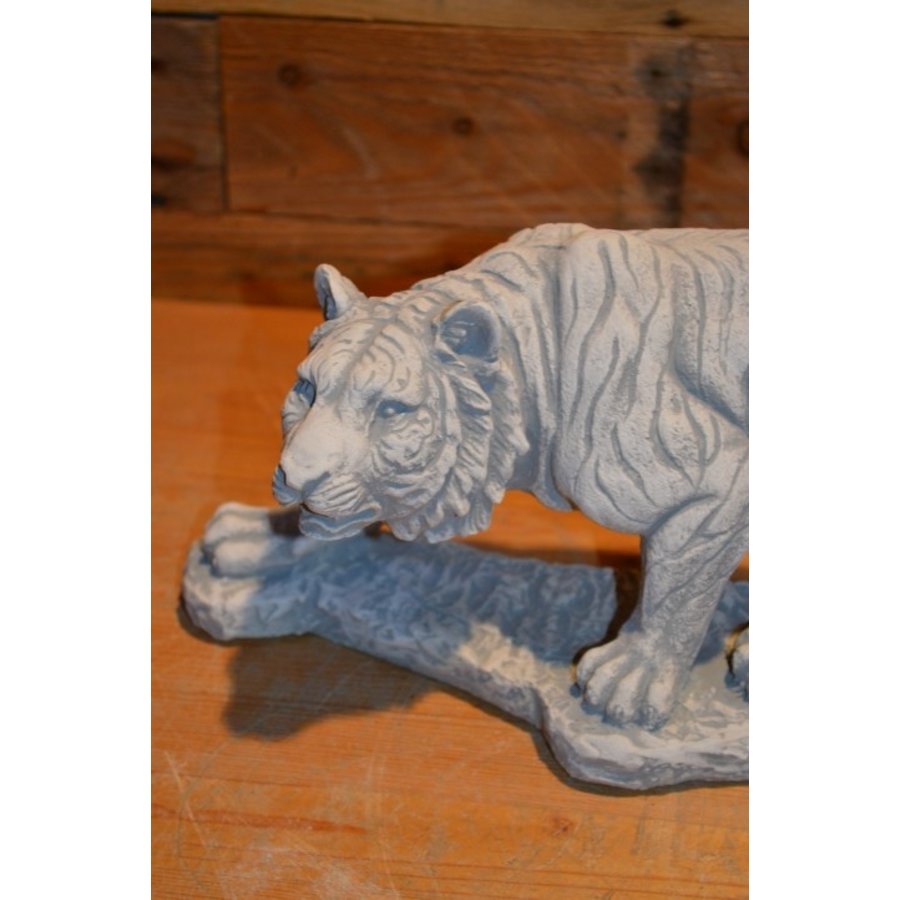 Tijger van beton die natuurgetrouw lijkt-2