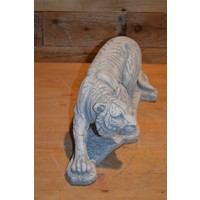 Tijger van beton die natuurgetrouw lijkt