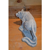 Tijger van beton die natuurgetrouw lijkt