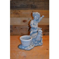 Leuke bloembak van een meisje dat op een schildpad zit