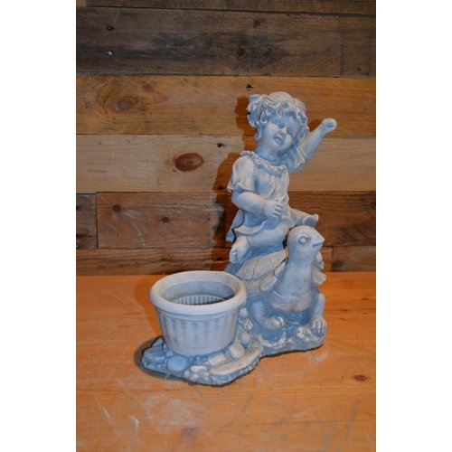 Betonnen beeld Meisje op schildpad bloembak 