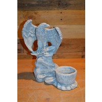 thumb-Adelaar met gespreide vleugels op rots naast betonnen bloempotje-1