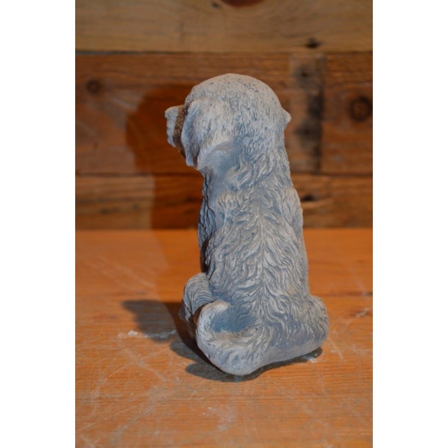 Klein betonnen hondje dat lijkt op een Golden Retriever-4