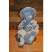 thumb-Betonnen tuinbeeld van een jongen met boek in kleermakerszit-1