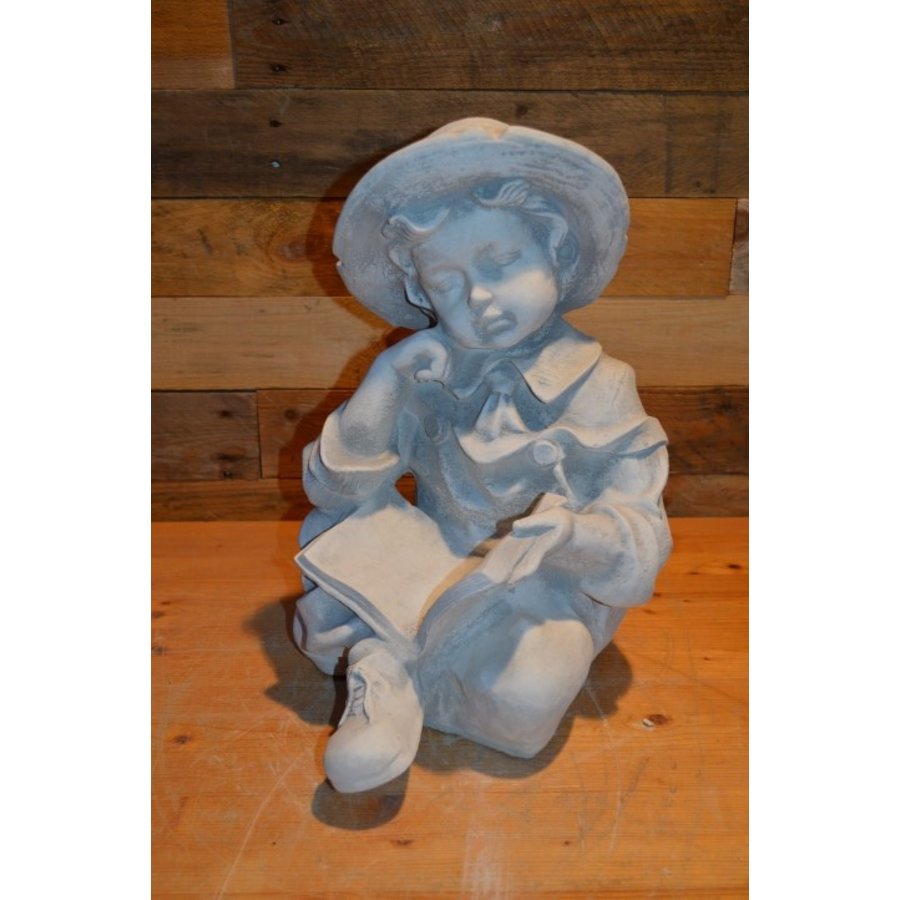 Betonnen tuinbeeld van een jongen met boek in kleermakerszit-1