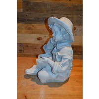 thumb-Betonnen tuinbeeld van een jongen met boek in kleermakerszit-2