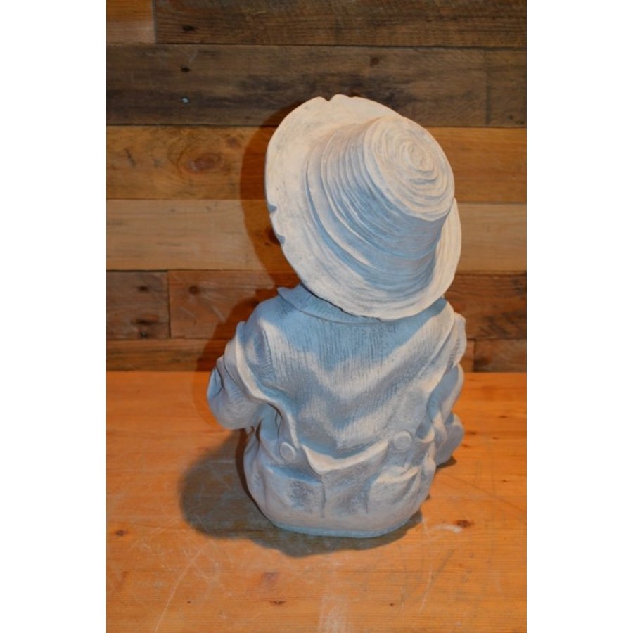 Betonnen tuinbeeld van een jongen met boek in kleermakerszit-3