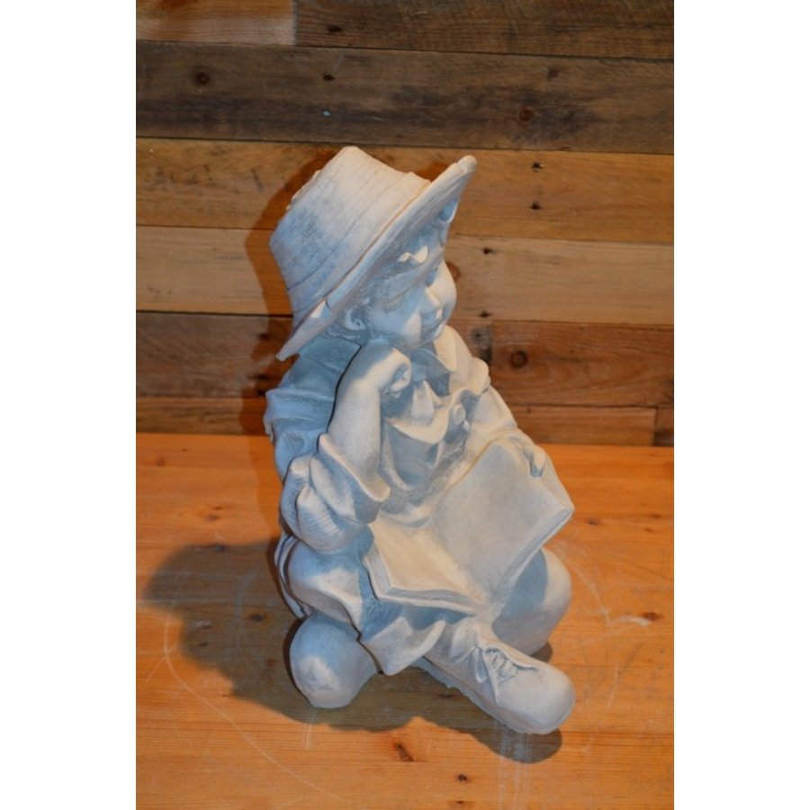 Betonnen tuinbeeld van een jongen met boek in kleermakerszit-5