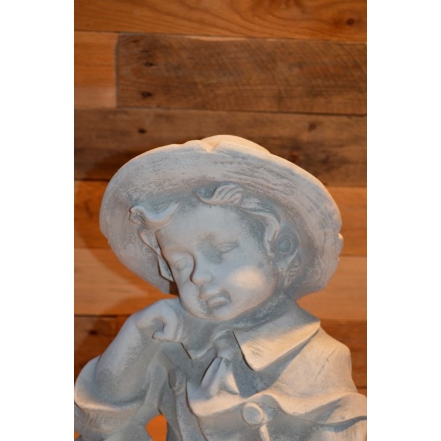 Betonnen tuinbeeld van een jongen met boek in kleermakerszit-6