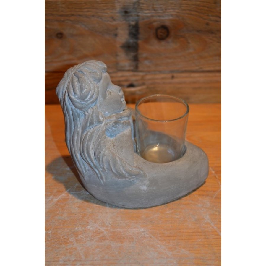 Betonnen beeldje van meisje met glaasje voor waxinelichtje-2