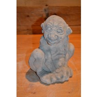 thumb-Betonnen beeld van hurkende trol in denkpose-1