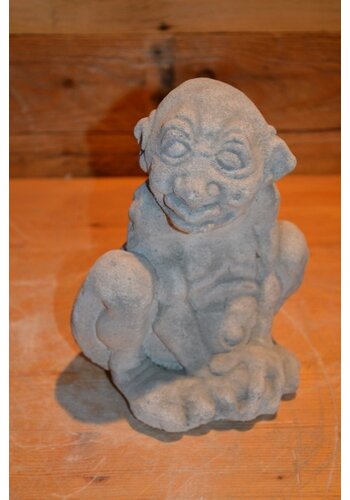 Betonnen beeld Hurkende trol 