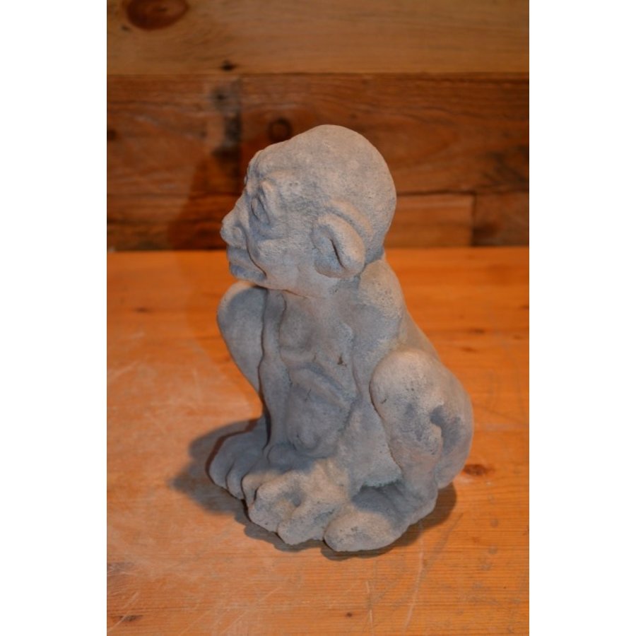 Betonnen beeld van hurkende trol in denkpose-4