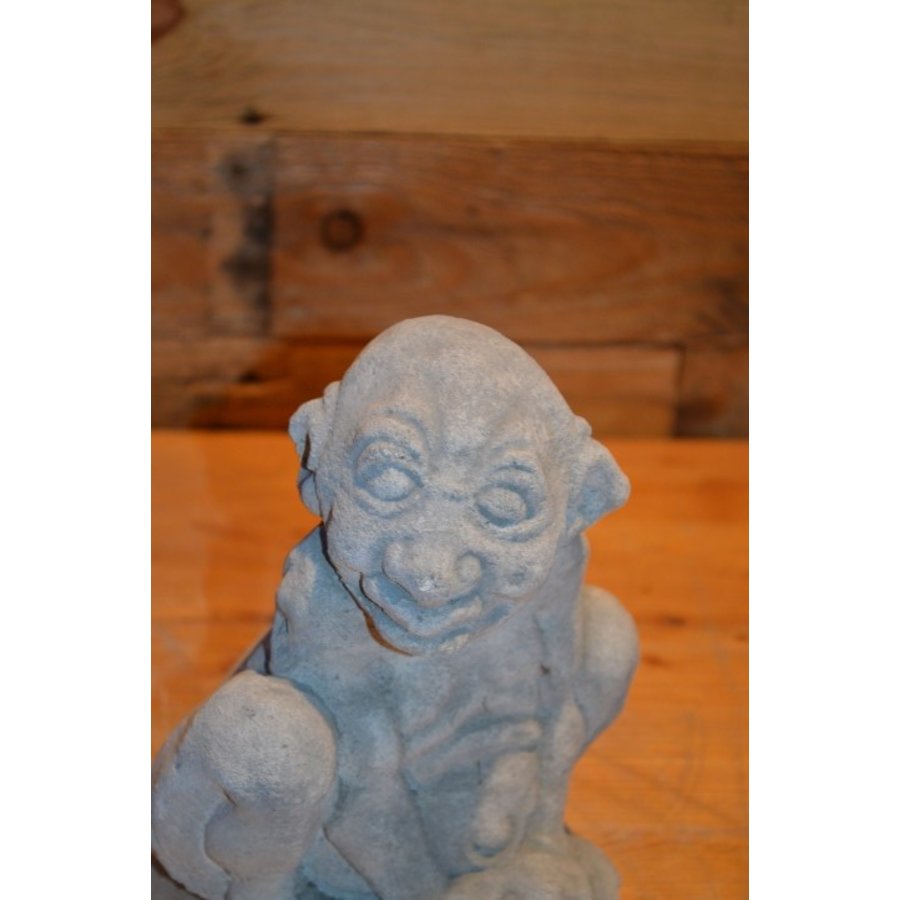 Betonnen beeld van hurkende trol in denkpose-5