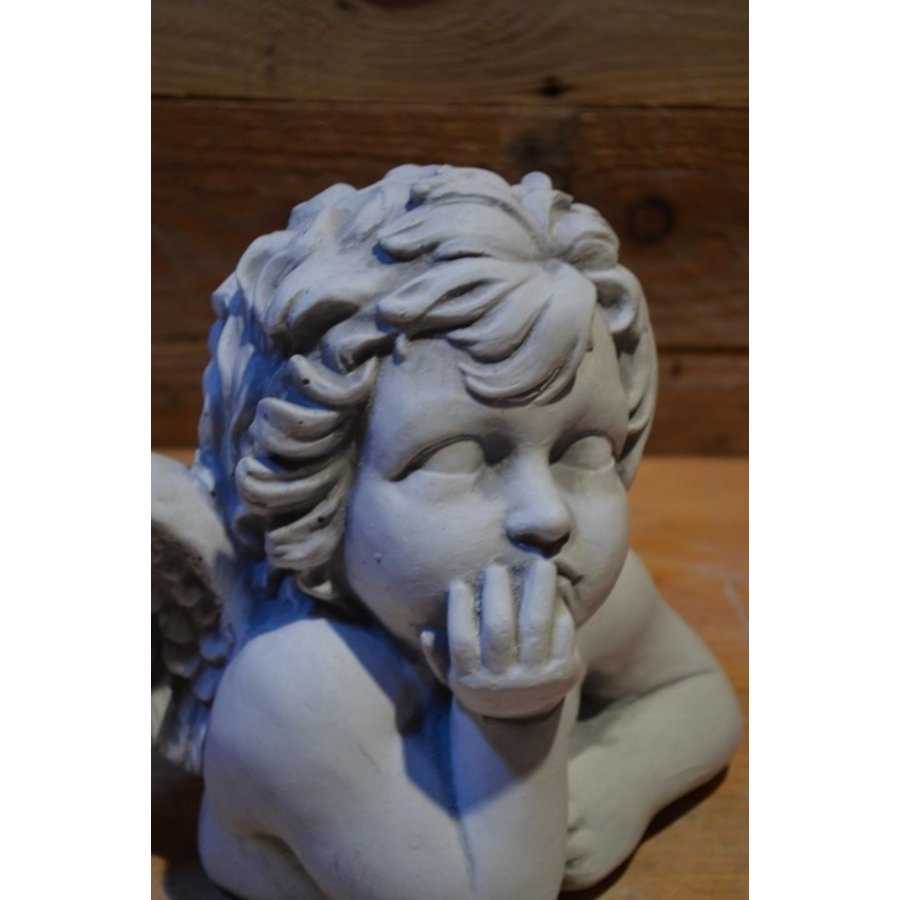 Lief betonnen beeldje van een denkend engeltje met vleugels-2