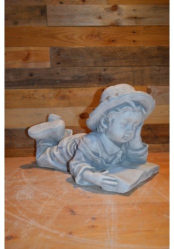 Betonnen beeld Lezende jongen 