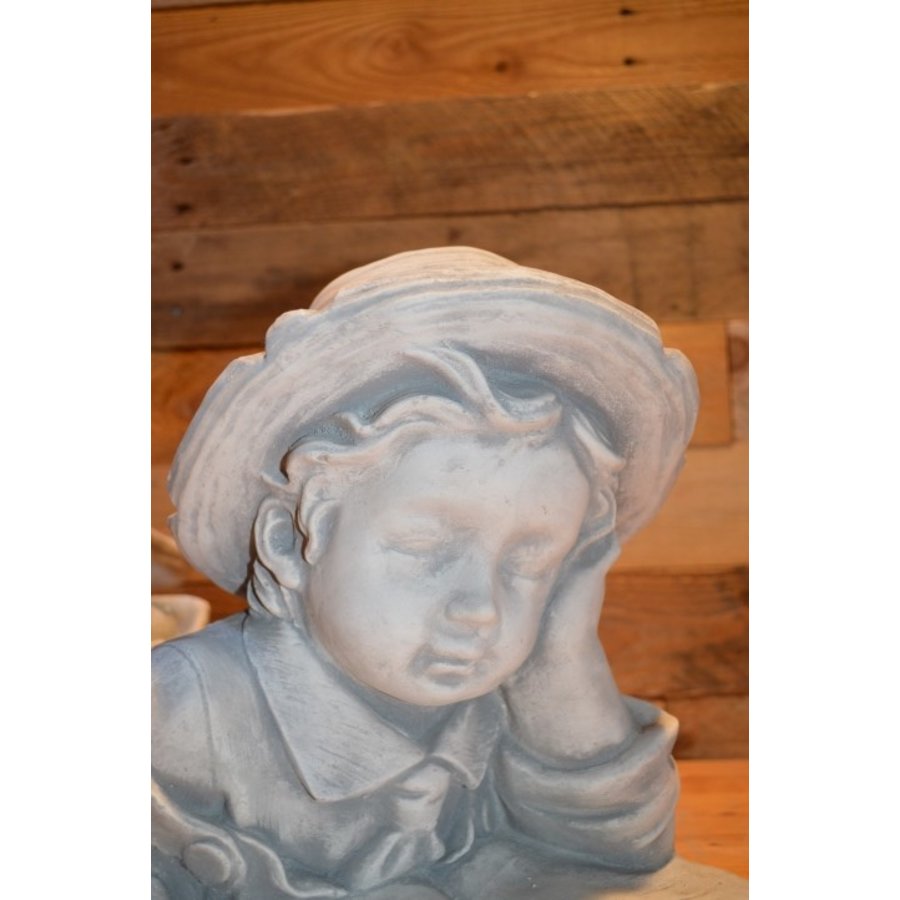 Betonnen kinderbeeld van lezende jongen – levensecht tuinbeeld-4