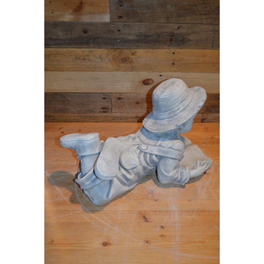 Betonnen kinderbeeld van lezende jongen – levensecht tuinbeeld-5