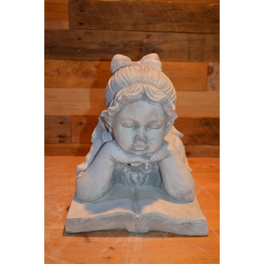 Betonnen kinderbeeld van lezend meisje met strik – tuinbeeld vol charme-2