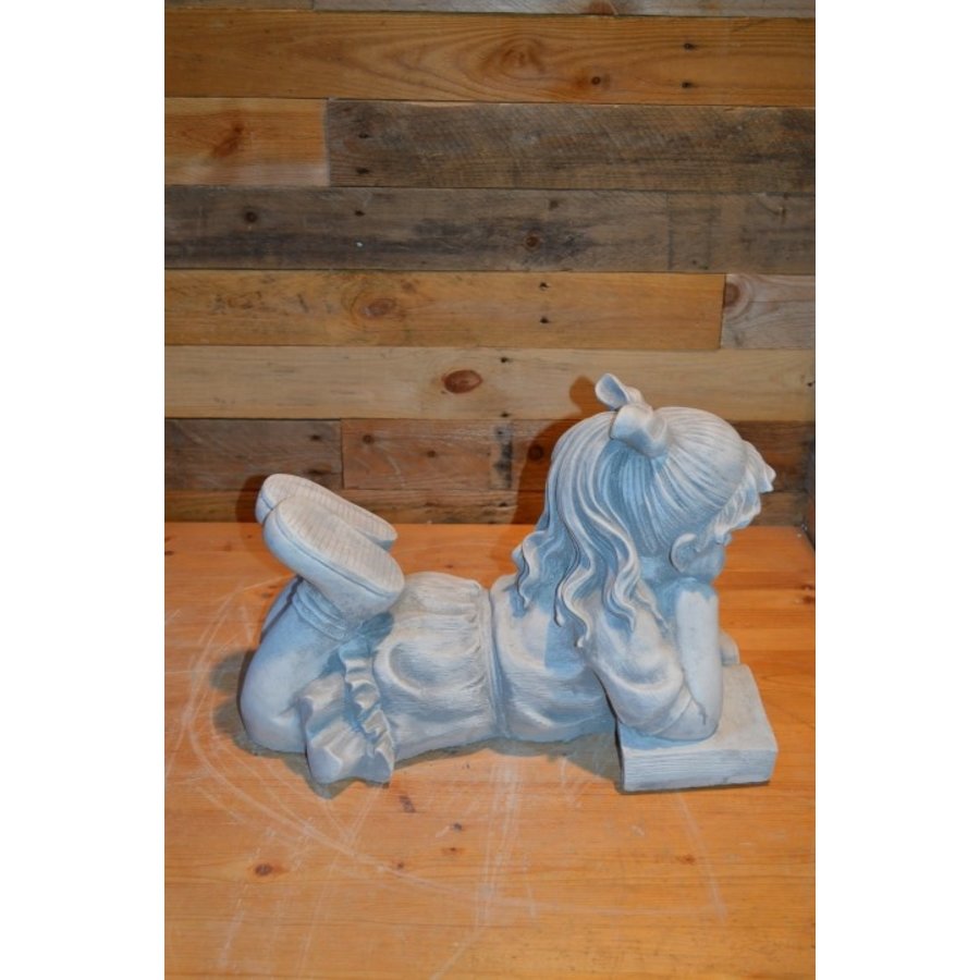 Betonnen kinderbeeld van lezend meisje met strik – tuinbeeld vol charme-1