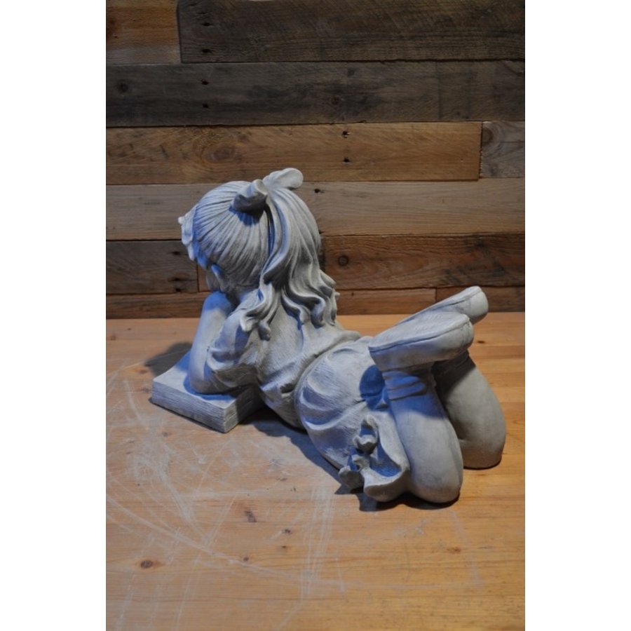 Betonnen kinderbeeld van lezend meisje met strik – tuinbeeld vol charme-4