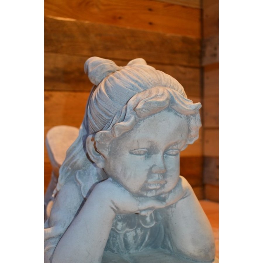 Betonnen kinderbeeld van lezend meisje met strik – tuinbeeld vol charme-5