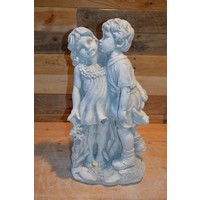 thumb-Betonnen kinderbeeld – jongen met kikker geeft meisje een kusje-1