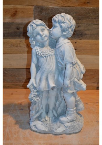 Betonnen beeld Jongen met kikker en meisje 