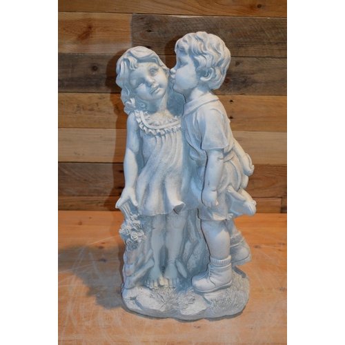 Betonnen beeld Jongen met kikker en meisje 