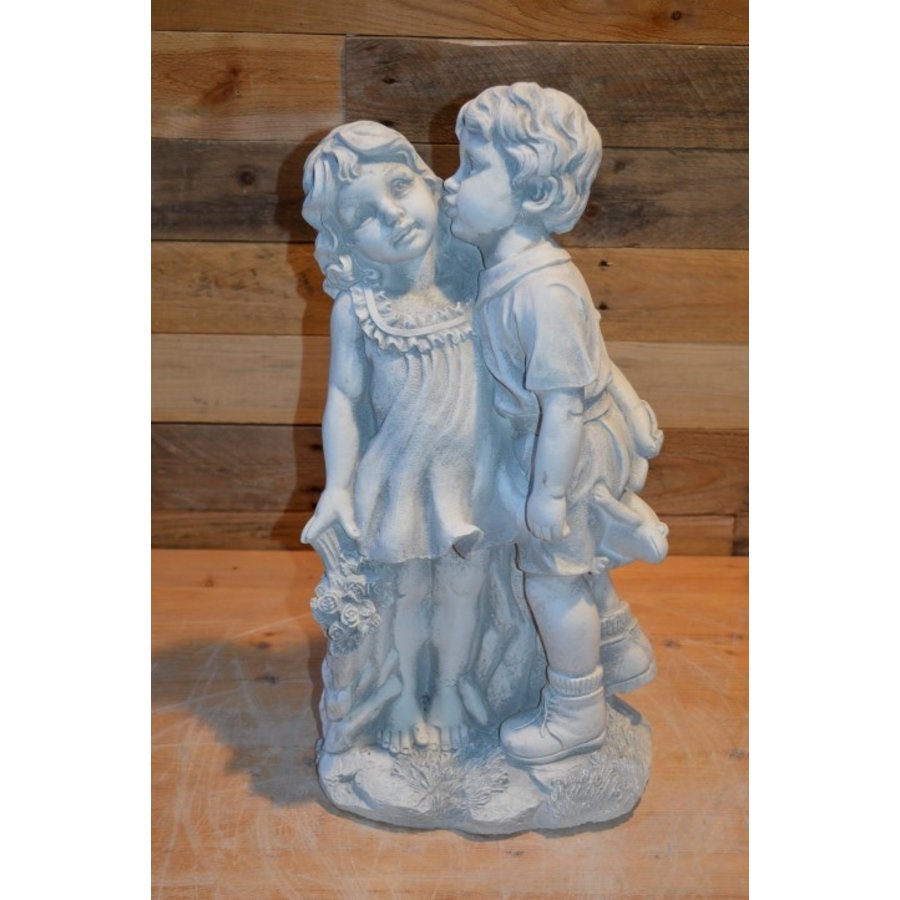 Betonnen kinderbeeld – jongen met kikker geeft meisje een kusje-1