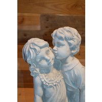 thumb-Betonnen kinderbeeld – jongen met kikker geeft meisje een kusje-2